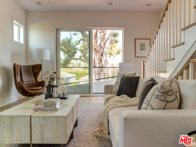 6018 Comey Avenue, Los Angeles CA: https://media.crmls.org/mediaz/dfe5911b-1eab-4240-a349-3c240b38b554.jpg
