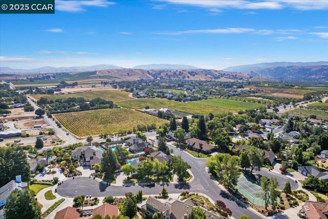 2323 Grosvenor Heights Ct, Livermore CA: https://media.crmls.org/mediaz/dfe617c1-05bf-4829-977c-68805b6ef1c5.jpg