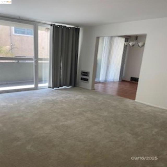 398 Adams St, Oakland CA: https://media.crmls.org/mediaz/dfe66767-d058-4e8c-a4b5-ae44952688e1.jpg