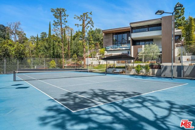 1005 Elden Way, Beverly Hills CA: https://media.crmls.org/mediaz/dfe6c42d-17c4-4224-9e84-52a43c14cba2.jpg