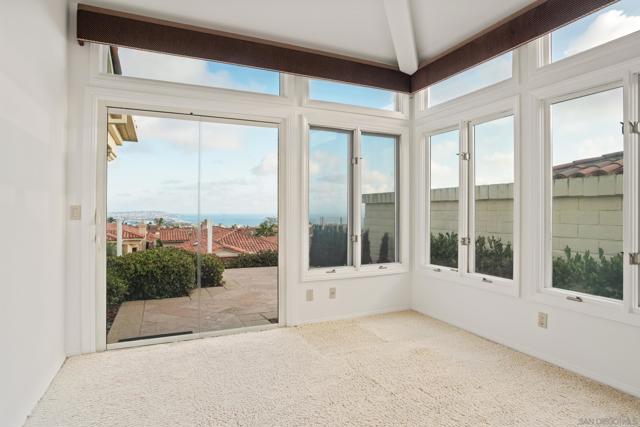 1327 Caminito Batea, La Jolla CA: https://media.crmls.org/mediaz/dfe71f63-59d5-4080-8029-cde8cf2b6948.jpg