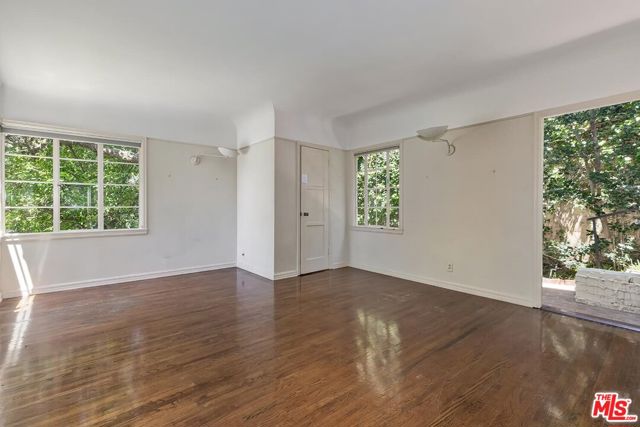 1591 Sunset Plaza Drive, Los Angeles CA: https://media.crmls.org/mediaz/dfe85bba-3e8e-492f-af7e-a20d04bf179d.jpg