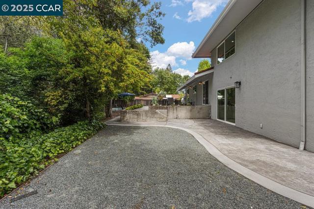 2027 Mohawk Dr, Pleasant Hill CA: https://media.crmls.org/mediaz/dfe8beb9-29ef-42da-bf07-db79e40f597c.jpg