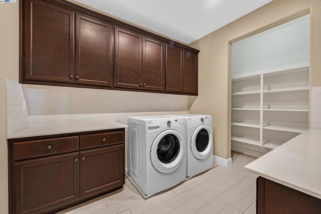 3838 Santa Fe Lane, Tracy CA: https://media.crmls.org/mediaz/dfea3188-9a04-4a54-bb76-a266422895a5.jpg