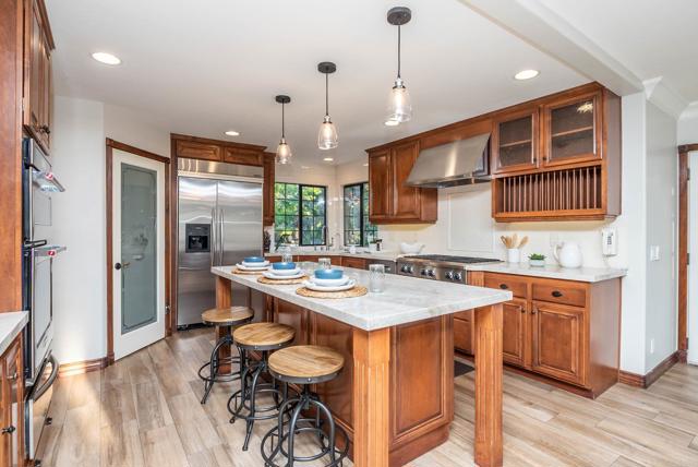 Detail Gallery Image 9 of 21 For 1210 Cypress Dr, Vista,  CA 92084 - 5 Beds | 4 Baths