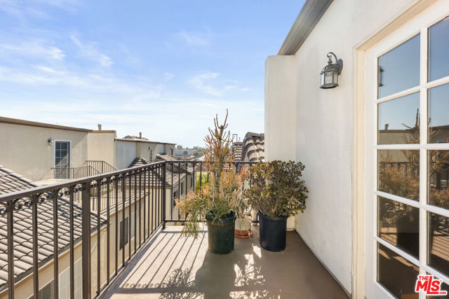 7301 W Manchester Avenue, Los Angeles CA: https://media.crmls.org/mediaz/dfecefc1-0caa-4177-94d8-3613579680ab.jpg