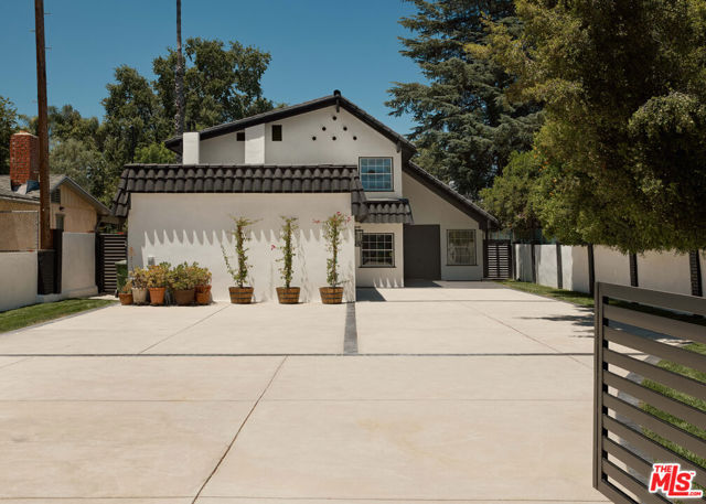 5271 Woodlake Avenue, Woodland Hills CA: https://media.crmls.org/mediaz/dfee52b7-4b16-4ea7-84aa-345b68806484.jpg
