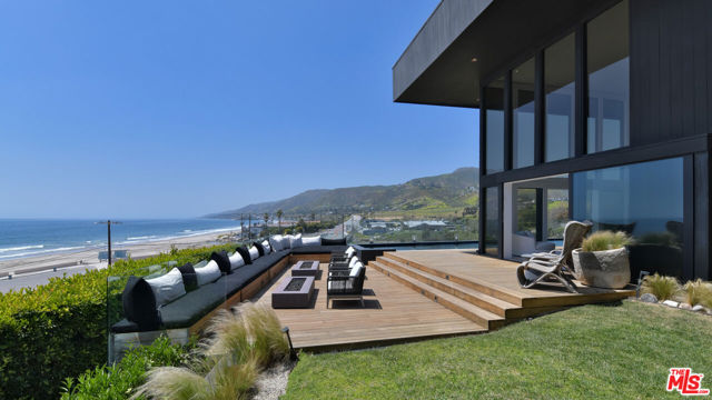 6463 Surfside Way, Malibu CA: https://media.crmls.org/mediaz/dfef0cb0-a401-4b61-b3d9-099f02db260e.jpg