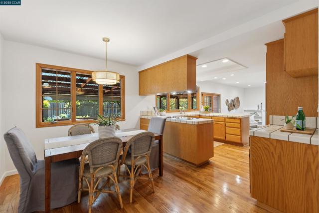 1752 Berrywood Ct, Concord CA: https://media.crmls.org/mediaz/dfefb801-08c9-4b2b-98ed-8d7dd73f9dfa.jpg