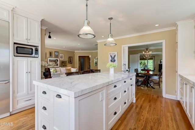 807 N Doheney Drive, Beverly Hills CA: https://media.crmls.org/mediaz/dff04dea-fb48-4cb4-a9c8-d47e85ab3bc9.jpg