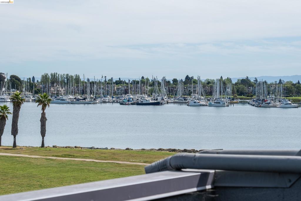 https://media.crmls.org/mediaz/dff05b09-f290-460b-8f1b-790a9ad729ef.jpg?preset=X-Large