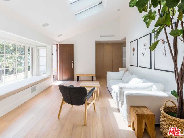 3279 Ledgewood Drive, Los Angeles CA: https://media.crmls.org/mediaz/dff07e17-4d6f-4637-85f8-b429584176fb.jpg