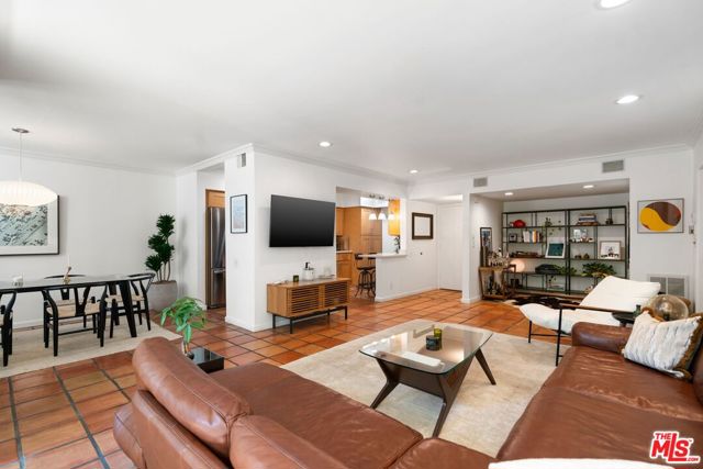 1015 N Kings Road, West Hollywood CA: https://media.crmls.org/mediaz/dff0d0f5-58e7-4666-9028-315639e3d017.jpg