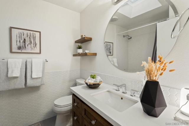 1736 Hill Top Lane, Encinitas CA: https://media.crmls.org/mediaz/dff1202a-695f-4c83-be69-b34adc6aa128.jpg