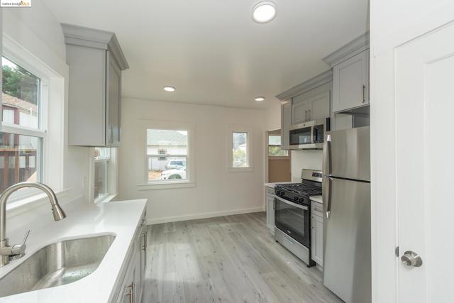 Image 15 of 46 For 707 Aileen St