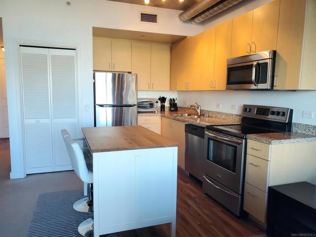 1080 Park Blvd #309, San Diego CA: https://media.crmls.org/mediaz/dff2a5fb-c4ef-462f-80ea-042b89df0c67.jpg