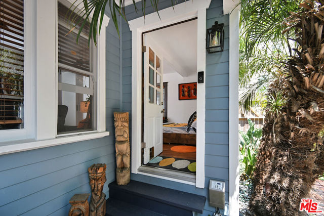 224 Horizon Avenue, Venice CA: https://media.crmls.org/mediaz/dff2dd6e-9c0e-4262-b46e-941531ca8c83.jpg
