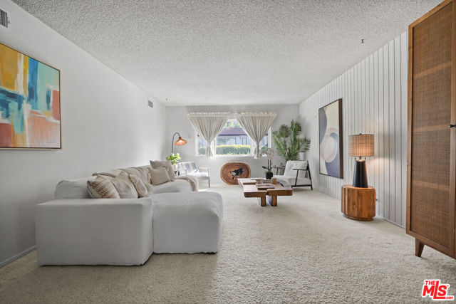 22216 Del Valle Street photo 5