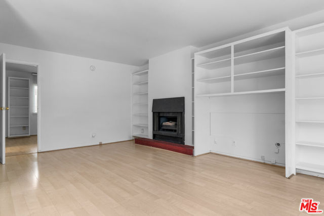 4660 Coldwater Canyon Avenue, Studio City CA: https://media.crmls.org/mediaz/dff50f06-50f7-4b00-aadb-23d3828d2924.jpg