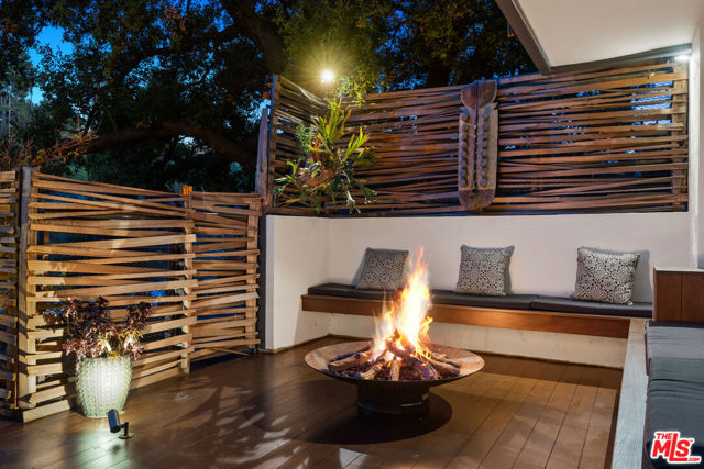 2207 Bowmont Drive, Beverly Hills CA: https://media.crmls.org/mediaz/dff5134f-4e1f-4adc-9394-eaba86001597.jpg