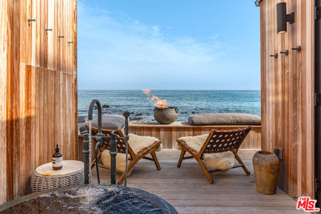 20762 Pacific Coast Highway, Malibu CA: https://media.crmls.org/mediaz/dff56e58-eb2d-4c17-a41b-20f7f628ea03.jpg
