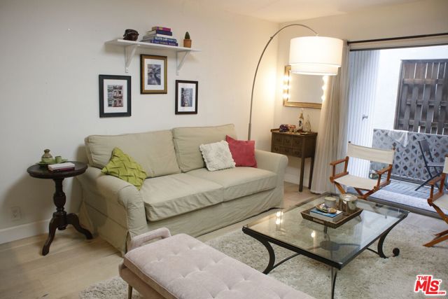 10240 Camarillo Street, Toluca Lake CA: https://media.crmls.org/mediaz/dff62beb-beee-422c-a5ad-c7d696c821e0.jpg