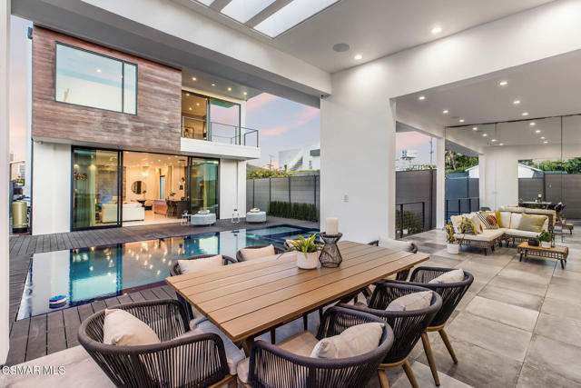 829 Flower Avenue, Venice CA: https://media.crmls.org/mediaz/dff62ea0-797d-4854-b0ef-88278d373eb7.jpg