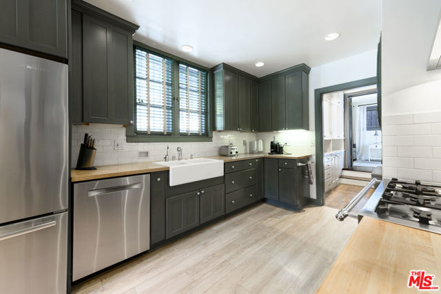 5181 Franklin Avenue, Los Angeles CA: https://media.crmls.org/mediaz/dff6864e-9303-4f9b-95b7-42a7a02b6207.jpg