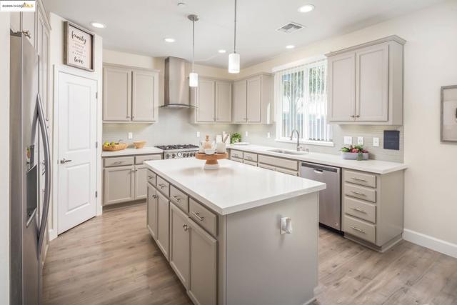 270 Guthrie Lane, Brentwood CA: https://media.crmls.org/mediaz/dff6b38a-9d46-4d33-943e-28e2dccc1906.jpg