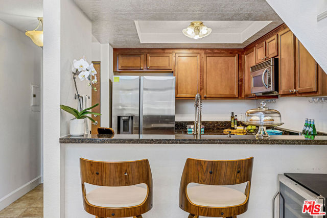 1633 S Bentley Avenue, Los Angeles CA: https://media.crmls.org/mediaz/dff733d2-d250-4f54-bf2f-b153ab77ea82.jpg