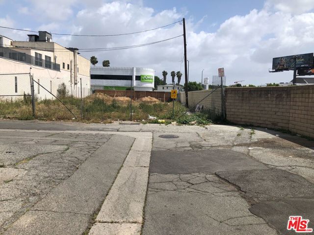 1255 S La Cienega Boulevard, Los Angeles CA: https://media.crmls.org/mediaz/dff8081f-6e40-492d-bc41-c71d534b408b.jpg