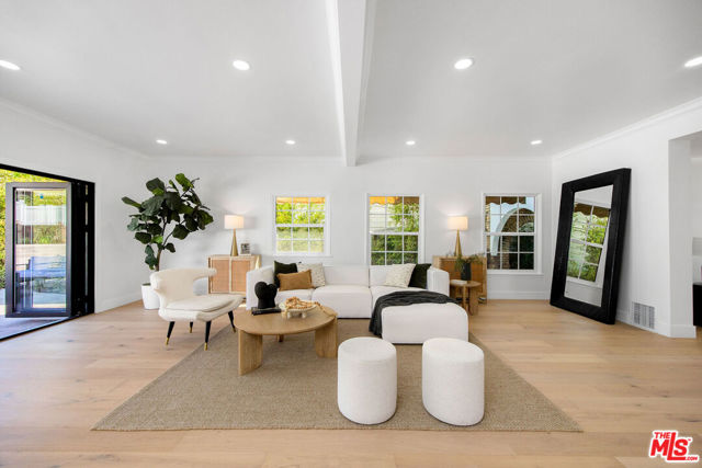 832 S Plymouth Boulevard, Los Angeles CA: https://media.crmls.org/mediaz/dff83bdc-a202-4452-9de3-14e02889204d.jpg