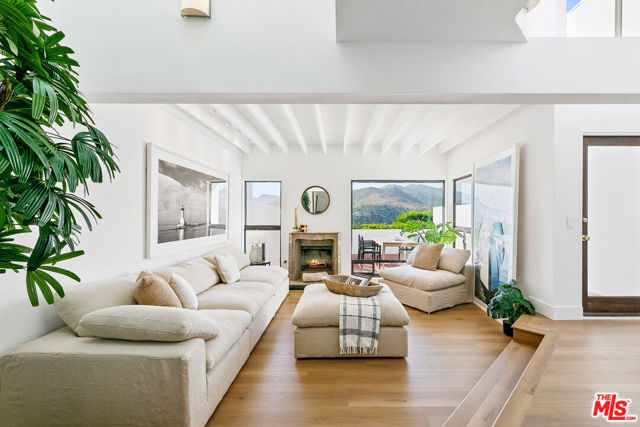 29221 Heathercliff Road, Malibu CA: https://media.crmls.org/mediaz/dff875ec-a163-42da-a337-95a6520af2f9.jpg