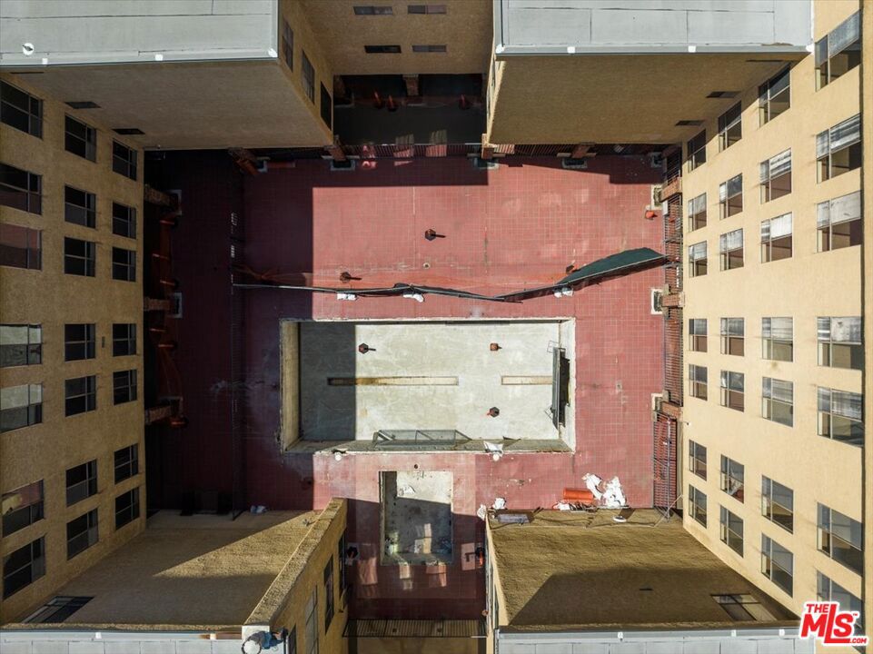https://media.crmls.org/mediaz/dff8b1b0-bb1d-43b0-80be-f69a6498c3dc.jpg?preset=X-Large