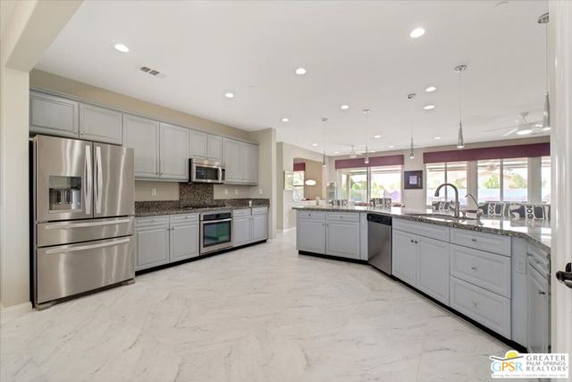 74121 Kingston Court, Palm Desert CA: https://media.crmls.org/mediaz/dff8c830-f672-4e38-b98a-626e36aa0b74.jpg