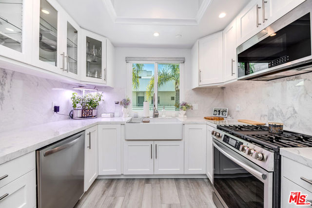 4326 Babcock Avenue, Studio City CA: https://media.crmls.org/mediaz/dff9061c-2044-45dd-8ba2-6c7173589055.jpg