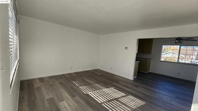 9220 Bancroft Ave, Oakland CA: https://media.crmls.org/mediaz/dffa2b8a-32a3-4004-946d-dceb5dfb929a.jpg