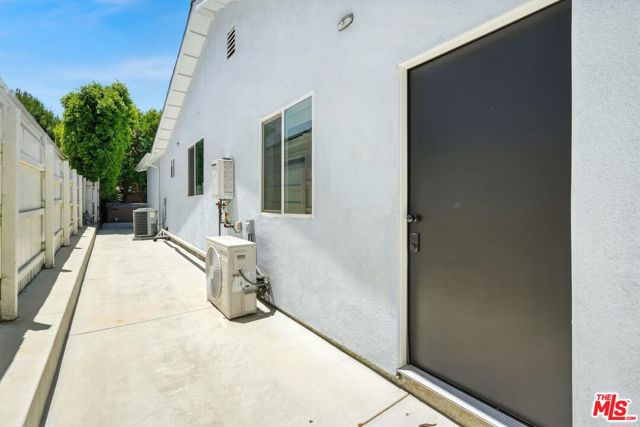 20616 Quedo Drive, Woodland Hills CA: https://media.crmls.org/mediaz/dffa7237-edc6-4a3b-973a-e6a2d7953d94.jpg