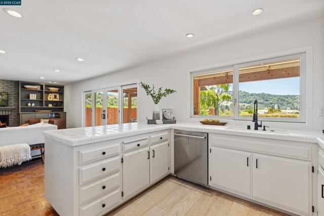 11 Breck Ct, Moraga CA: https://media.crmls.org/mediaz/dffaa4bb-5308-4863-a29d-77776018a8e9.jpg