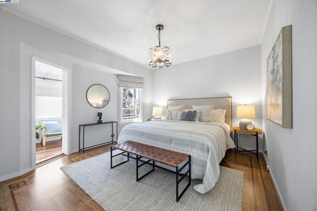 898 Union St, Alameda CA: https://media.crmls.org/mediaz/dffaf25d-d4e1-4f6b-b602-c49db8597a78.jpg