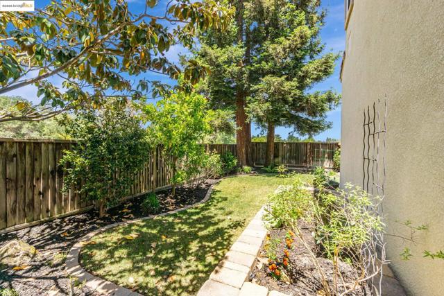 548 Gabriel Ct, Walnut Creek CA: https://media.crmls.org/mediaz/dffc367f-1acb-4e9f-b490-53eddaf034bb.jpg