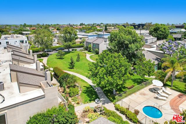 28 Village, Santa Monica CA: https://media.crmls.org/mediaz/dffc38b0-f23c-4184-aeb8-d5fc77294bf8.jpg