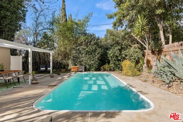 4719 W Wortser Avenue, Sherman Oaks CA: https://media.crmls.org/mediaz/dffc3fec-f3b0-43b0-a785-7289ff7b1f0c.jpg