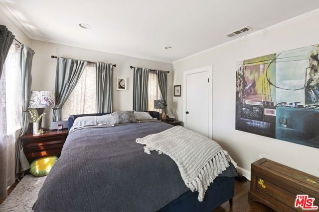 1569 S Orange Grove Avenue, Los Angeles CA: https://media.crmls.org/mediaz/dffc927d-88c1-4b4b-937d-619eeb44221e.jpg
