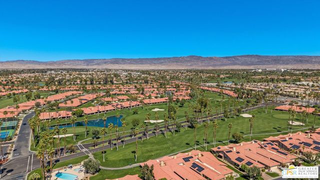 34 Camino Arroyo Place, Palm Desert CA: https://media.crmls.org/mediaz/dffd9016-f3f0-45f9-9231-e000e76cbb1b.jpg