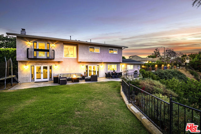 8407 Skyline Drive, Los Angeles CA: https://media.crmls.org/mediaz/dffdb35d-9e1b-4304-9811-5e5697996e1c.jpg