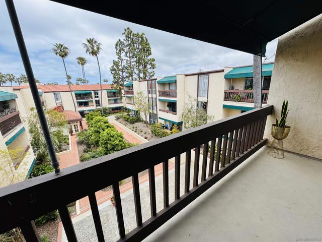 6455 La Jolla Blvd, La Jolla CA: https://media.crmls.org/mediaz/dffe16ec-19c7-43dd-86ef-05139d11c358.jpg