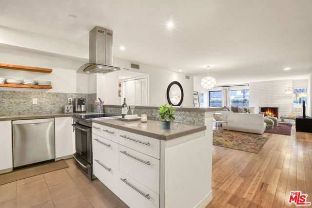 858 12th Street, Santa Monica CA: https://media.crmls.org/mediaz/dfffc39b-2efd-4e7a-b57b-848d15f9818d.jpg