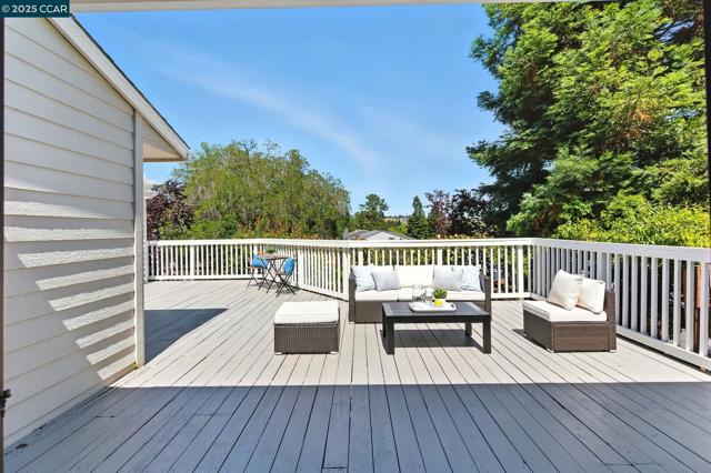 1725 Spyglass Ln, Moraga CA: https://media.crmls.org/mediaz/dffff43a-9ac3-440d-9b4e-847fa3fadbc4.jpg