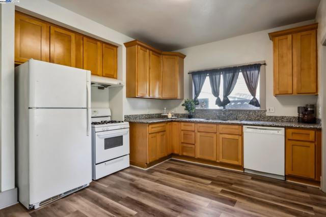 774 S 12th St, San Jose CA: https://media.crmls.org/mediaz/e0000a60-6d2c-4b23-b96d-5007b8e75cc9.jpg